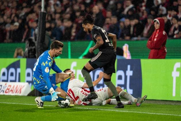 GER, DFB Pokal 2 Runde, 1 FC Köln vs FC Bayern München Muenchen 29 10 2025, RheinEnergieSTADION, Köln, GER, DFB Pokal 2 Runde, 1 FC Köln vs FC Bayern München Muenchen im Bild Zweikampf zwischen Ron Robert Zieler 1 FC Köln Koeln, 20 und Michael Olise FC Bayern München Muenchen, 17 Kristoffer Lund 1 FC Köln Koeln, 32 nordphotoxGmbHxx xChristianxSchulze nph000300