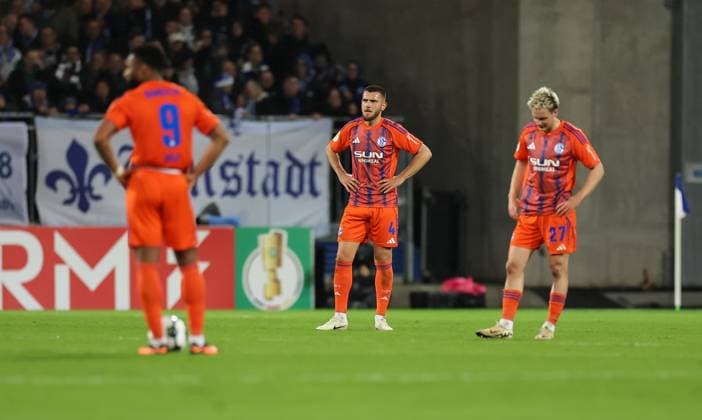 29 10 2025, xdcx, Fußball DFB Pokal 2 Runde, SV Darmstadt 98 FC Schalke 04, emonline, emspor, despor, v l , Moussa Sylla FC Schalke 04 , Hasan Kurucay FC Schalke 04 , Finn Porath FC Schalke 04 disappointed, disappointed looking, dissapointed, sad, frustrated, frustrated, frustrated DFL DFB REGULATIONS PROHIBIT ANY USE OF PHOTOGRAPHS AS IMAGE SEQUENCES AND OR QUASI VIDEO Copyright: HMBxMedia Claus