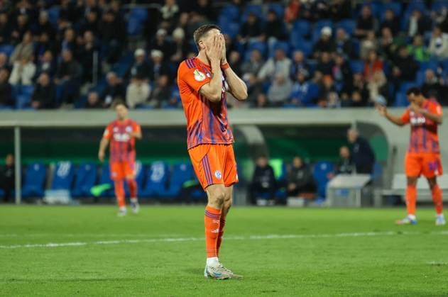 29 10 2025, xdcx, Fußball DFB Pokal 2 Runde, SV Darmstadt 98 FC Schalke 04, emonline, emspor, despor, v l , Janik Bachmann FC Schalke 04 enttaeuscht, enttaeuscht Blickend, dissapointed, traurig, frustiert, frust, gefrustet DFL DFB REGULATIONS PROHIBIT ANY USE OF PHOTOGRAPHS AS IMAGE SEQUENCES AND OR QUASI VIDEO Copyright: HMBxMedia Claus