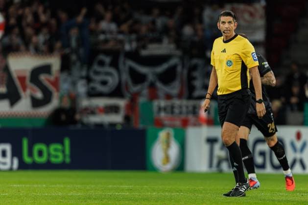 Referee Deniz Aytekin Oberasbach , FSV Mainz 05 vs VFB Stuttgart, Football, DFB Pokal, 2 Round, Season 2025 2026, 29 10 2025 DFB regulations prohibit any use of photographs as image sequences and or quasi video FSV Mainz 05 vs VFB Stuttgart, Football, DFB Pokal, 2 Round, Season 2025 2026, 29 10 2025 Copyright: xEibner-Pressefoto AlexanderxNeisx EP_ANS