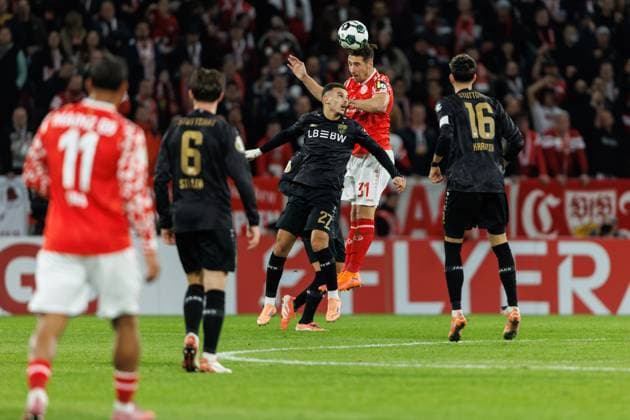 Dominik Kohr FSV Mainz 05 in header duel with Badredine Bouanani VFB Stuttgart , FSV Mainz 05 vs VFB Stuttgart, Football, DFB Pokal, 2 Runde, Saison 2025 2026, 29 10 2025 DFB regulations prohibit any use of photographs as image sequences and or quasi video FSV Mainz 05 vs VFB Stuttgart, Football, DFB Pokal, 2 Runde, Saison 2025 2026, 29 10 2025 Copyright: xEibner-Pressefoto AlexanderxNeisx EP_ANS