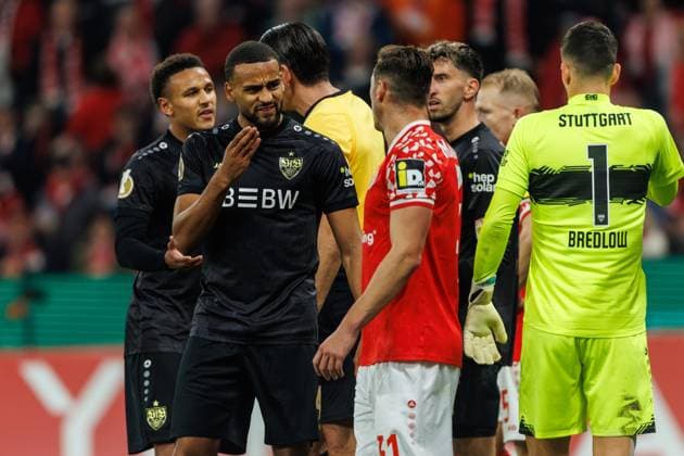Josha Vagnoman VFB Stuttgart discusses with Dominik Kohr FSV Mainz 05 , FSV Mainz 05 vs VFB Stuttgart, Football, DFB Pokal, 2nd round, Season 2025 2026, 29 10 2025 DFB regulations prohibit any use of photographs as image sequences and or quasi video FSV Mainz 05 vs VFB Stuttgart, Football, DFB Pokal, 2nd round, Season 2025 2026, 29 10 2025 Copyright: xEibner-Pressefoto AlexanderxNeisx EP_ANS