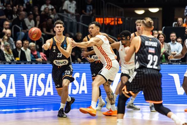 GER, BKT EuroCup, Season 2025 2026, Niners Chemnitz Ratiopharm Ulm 29 10 2025, Fair, Chemnitz, GER, BKT EuroCup, Season 2025 2026, Niners Chemnitz Ratiopharm Ulm Diego Garavaglia Ratiopharm Ulm, 23 , Yordan Minchev Niners Chemnitz, 91 Photo Alexander Trienitz Chemnitz Fair Saxony Germany