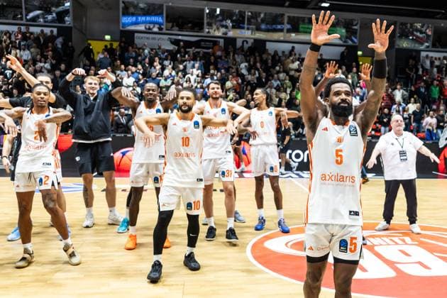 GER, BKT EuroCup, Season 2025 2026, Niners Chemnitz Ratiopharm Ulm 29 10 2025, Messe, Chemnitz, GER, BKT EuroCup, Season 2025 2026, Niners Chemnitz Ratiopharm Ulm Corey Davis Jr Niners Chemnitz, 5 cheers with the team Photo Alexander Trienitz Chemnitz Messe Sachsen Germany