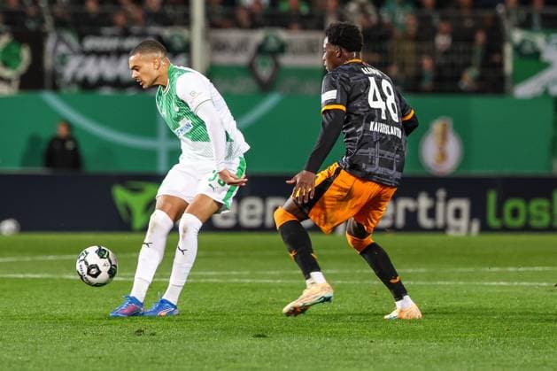 Maximilian Dietz 33 Spvgg Greuther Fuerth , left, in duel with Faride Alidou 48 1 FC Kaiserslautern , SpVgg Greuther Fuerth vs 1 FC Kaiserslautern, Football, Men, DFL, DFB Pokal, Season 2025 2026, Sportpark Ronhof Thomas Sommer, Second round, 29 10 2025 Fuerth Bayern Germany Copyright: xkolbert-press MartinxAgüerax