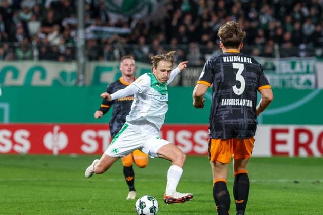 Mathias Olesen 8 Spvgg Greuther Fuerth with a shot, Marlon Ritter 7 1 FC Kaiserslautern and Florian Kleinhansl 3 1 FC Kaiserslautern look on, SpVgg Greuther Fuerth vs 1 FC Kaiserslautern, Football, Men, DFL, DFB Pokal, Season 2025 2026, Sportpark Ronhof Thomas Sommer, Second round, 29 10 2025 Fuerth Bayern Germany Copyright: xkolbert-press MartinxAgüerax
