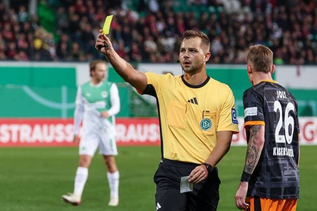 Referee Referee Marc Philip Engermann shows Afeez Aremu 23 1 FC Kaiserslautern , not in picture, the yellow card, SpVgg Greuther Fuerth vs 1 FC Kaiserslautern, Football, Men, DFL, DFB Pokal, Season 2025 2026, Sportpark Ronhof Thomas Sommer, Second Round, 29 10 2025 Fuerth Bayern Germany Copyright: xkolbert-press MartinxAgüerax
