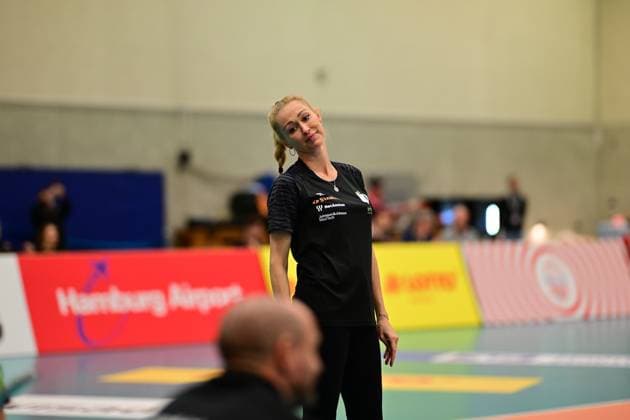Volleyball I Women I Season 2025 2026 I Bundesliga I 4 Matchday I ETV Hamburger Volksbank Volleys Ladies in Black Aachen I 29 10 2025 Single photo, cropped, single image, cut out, isolated subject, sports shot, close-up, cropped, cropped shot, shot, single looks disappointed, saddened, depressed, frustrated, dejected, dejected, dejected, dissatisfied, disillusioned, in a bad mood Mareike Hindriksen Ladies in Black Aachen Hamburg ETV Sporthalle Hoheluft Hamburg Germany Copyright: xLobeca FelixxSchlikisx