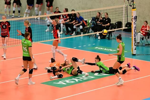 Volleyball I Women I Season 2025 2026 I Bundesliga I 4 Matchday I ETV Hamburger Volksbank Volleys Ladies in Black Aachen I 29 10 2025 Looks disappointed, saddened, depressed, frustrated, crestfallen, offended, dejected, dissatisfied, disillusioned, bad-tempered Ladies in Black Aachen Women lying on the floor, beaten, Hamburg ETV Sporthalle Hoheluft Hamburg Germany Copyright: xLobeca FelixxSchlikisx