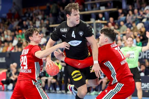Balazs Hoffmann (Hungary) und Lars Genz (Germany) kaempfen um den Ball, Handball-Laenderspiel der Maenner, Germany U20 vs Hungary U20, PSD Bank Arena am 30. October 2025 in Nuernberg, Deutschland. (Foto von Marco Steinbrenner DeFodi Images) Balazs Hoffmann (Hungary) und Lars Genz (Germany) battle for the ball, Handball-Laenderspiel der Maenner, Germany U20 vs Hungary U20, PSD Bank Arena, October 30, 2025 in Nuernberg, Germany. (Photo by Marco Steinbrenner DeFodi Images) Balazs Hoffmann Hungary and Lars Genz Germany battle for the ball, Handball Laenderspiel der Maenner, Germany U20 vs Hungary U20, PSD Bank Arena, October 30, 2025 in Nuremberg, Germany Photo by Marco Steinbrenner DeFodi Images Balazs Hoffmann Hungary and Lars Genz Germany battle for the ball, Mens national handball match, Germany U20 vs Hungary U20, PSD Bank Arena, October 30, 2025 in Nuremberg, Germany Photo by Marco Steinbrenner DeFodi Images