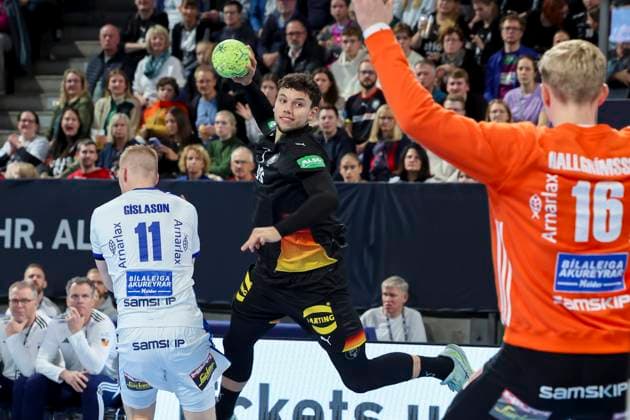 Ymir Oern Gislason (Iceland), Marko Grgic (Germany) und Torhueter Viktor Hallgrimsson (Iceland) kaempfen um den Ball, Handball-Laenderspiel der Maenner, Germany vs Iceland, PSD Bank Arena am 30. October 2025 in Nuernberg, Deutschland. (Foto von Marco Steinbrenner DeFodi Images) Ymir Oern Gislason (Iceland), Marko Grgic (Germany) und Torhueter Viktor Hallgrimsson (Iceland) battle for the ball, Handball-Laenderspiel der Maenner, Germany vs Iceland, PSD Bank Arena, October 30, 2025 in Nuernberg, Germany. (Photo by Marco Steinbrenner DeFodi Images) Ymir Oern Gislason Iceland , Marko Grgic Germany and goalkeeper Viktor Hallgrimsson Iceland battle for the ball, mens national handball match, Germany vs Iceland, PSD Bank Arena, October 30, 2025 in Nuremberg, Germany Photo by Marco Steinbrenner DeFodi Images Ymir Oern Gislason Iceland , Marko Grgic Germany and goalkeeper Viktor Hallgrimsson Iceland battle for the ball, Handball Laenderspiel der Maenner, Germany vs Iceland, PSD Bank Arena, October 30, 2025 in Nuremberg, Germany Photo by Marco Steinbrenner DeFodi Images