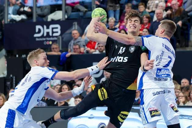 Ellidi Snaer Vidarsson (Iceland), Julian Koester (Germany) und Viggo Kristjansson (Iceland) kaempfen um den Ball, Handball-Laenderspiel der Maenner, Germany vs Iceland, PSD Bank Arena am 30. October 2025 in Nuernberg, Deutschland. (Foto von Marco Steinbrenner DeFodi Images) Ellidi Snaer Vidarsson (Iceland), Julian Koester (Germany) und Viggo Kristjansson (Iceland) battle for the ball, Handball-Laenderspiel der Maenner, Germany vs Iceland, PSD Bank Arena, October 30, 2025 in Nuernberg, Germany. (Photo by Marco Steinbrenner DeFodi Images) Ellidi Snaer Vidarsson Iceland , Julian Koester Germany and Viggo Kristjansson Iceland battle for the ball, Handball Laenderspiel der Maenner, Germany vs Iceland, PSD Bank Arena, October 30, 2025 in Nuremberg, Germany Photo by Marco Steinbrenner DeFodi Images Ellidi Snaer Vidarsson Iceland , Julian Koester Germany and Viggo Kristjansson Iceland battle for the ball, Handball Laenderspiel der Maenner, Germany vs Iceland, PSD Bank Arena, October 30, 2025 in Nuremberg, Germany Photo by Marco Steinbrenner DeFodi Images