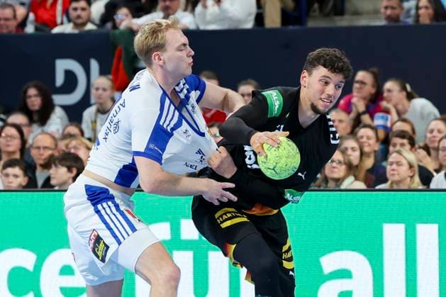 Einar Thorsteinn Olafsson (Iceland) und Marko Grgic (Germany) kaempfen um den Ball, Handball-Laenderspiel der Maenner, Germany vs Iceland, PSD Bank Arena am 30. October 2025 in Nuernberg, Deutschland. (Foto von Marco Steinbrenner DeFodi Images) Einar Thorsteinn Olafsson (Iceland) und Marko Grgic (Germany) battle for the ball, Handball-Laenderspiel der Maenner, Germany vs Iceland, PSD Bank Arena, October 30, 2025 in Nuernberg, Germany. (Photo by Marco Steinbrenner DeFodi Images) Einar Thorsteinn Olafsson Iceland and Marko Grgic Germany battle for the ball, Handball Laenderspiel der Maenner, Germany vs Iceland, PSD Bank Arena, October 30, 2025 in Nuremberg, Germany Photo by Marco Steinbrenner DeFodi Images Einar Thorsteinn Olafsson Iceland and Marko Grgic Germany battle for the ball, Mens national handball match, Germany vs Iceland, PSD Bank Arena, October 30, 2025 in Nuremberg, Germany Photo by Marco Steinbrenner DeFodi Images
