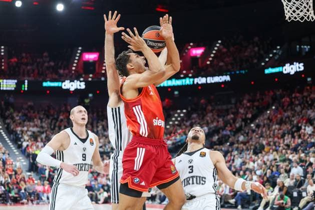 Oscar da Silva FC Bayern Basketball, 01 with Carsen Edwards Virtus Bologna, 03 and Alen Smailagic Virtus Bologna, 09 , GER, FC Bayern Basketball vs Virtus Bologna, Basketball, Euroleague, Matchday 8, Season 2025 2026, 30 10 2025, GER, FC Bayern Basketball vs Virtus Bologna, Basketball, Euroleague, Matchday 8, Season 2025 2026, 30 10 2025 Munich Copyright: xEibner-Pressefoto JennixMaulx EP_JML