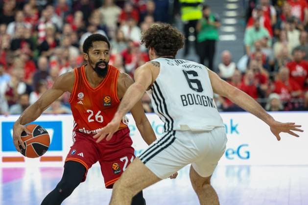 Spencer Dinwiddie FC Bayern Basketball, 26 with Alessandro Pajola Virtus Bologna, 06 , GER, FC Bayern Basketball vs Virtus Bologna, Basketball, Euroleague, Matchday 8, Season 2025 2026, 30 10 2025, GER, FC Bayern Basketball vs Virtus Bologna, Basketball, Euroleague, Matchday 8, Season 2025 2026, 30 10 2025 Munich Copyright: xEibner-Pressefoto JennixMaulx EP_JML