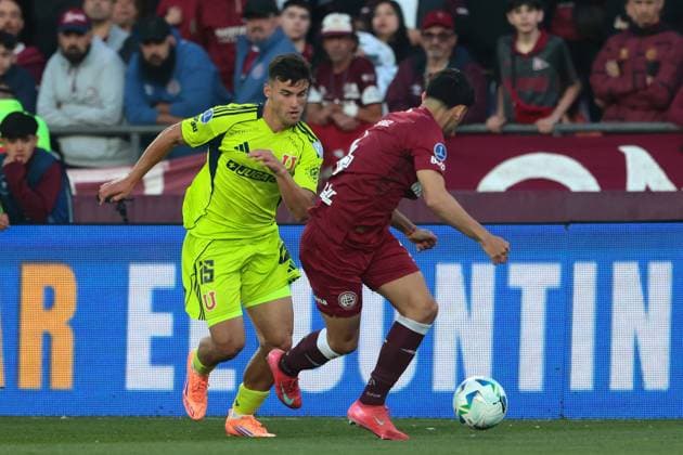 Futbol, Lanus vs Universidad de Chile. Copa Sudamericana 2025. El jugador de Universidad de Chile, Felipe Salomoni, izquierda, controla el balon durante del partido de vuelta de la semifinal de Copa Sudamericana contra Lanus, disputado en el Estadio Ciudad de Lanus en Lanus, Argentina. 30 10 2025 Javier Vergara Photosport Football, Lanus vs Universidad de Chile. 2025 Copa Sudamericana Championship. Universidad de Chile™s player, Felipe Salomoni, left, controls the ball to a Copa Sudamericana Championship semifinal, second leg, match against Lanus, at the Estadio Ciudad de Lanus in Lanus, Argentina. 30 10 2025 Javier Vergara Photosport Lanus vs Universidad de Chile, Copa Sudamericana 2025