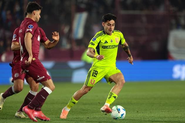 Futbol, Lanus vs Universidad de Chile. Copa Sudamericana 2025. El jugador de Universidad de Chile, Javier Altamirano, controla el balon durante del partido de vuelta de la semifinal de Copa Sudamericana contra Lanus, disputado en el Estadio Ciudad de Lanus en Lanus, Argentina. 30 10 2025 Javier Vergara Photosport Football, Lanus vs Universidad de Chile. 2025 Copa Sudamericana Championship. Universidad de Chile™s player, Javier Altamirano, controls the ball during a Copa Sudamericana Championship semifinal, second leg, match against Lanus, at the Estadio Ciudad de Lanus in Lanus, Argentina. 30 10 2025 Javier Vergara Photosport Lanus vs Universidad de Chile, Copa Sudamericana 2025