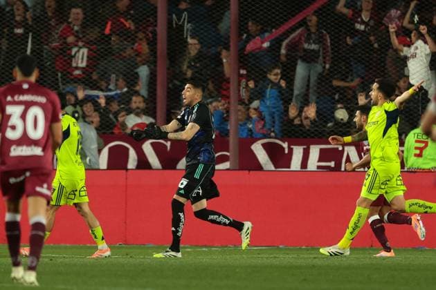 Futbol, Lanus vs Universidad de Chile. Copa Sudamericana 2025. El jugador de Universidad de Chile, Gabriel Castellon, durante del partido de vuelta de la semifinal de Copa Sudamericana contra Lanus, disputado en el Estadio Ciudad de Lanus en Lanus, Argentina. 30 10 2025 Javier Vergara Photosport Football, Lanus vs Universidad de Chile. 2025 Copa Sudamericana Championship. Universidad de Chile™s player, Gabriel Castellon, during a Copa Sudamericana Championship semifinal, second leg, match against Lanus, at the Estadio Ciudad de Lanus in Lanus, Argentina. 30 10 2025 Javier Vergara Photosport Lanus vs Universidad de Chile, Copa Sudamericana 2025