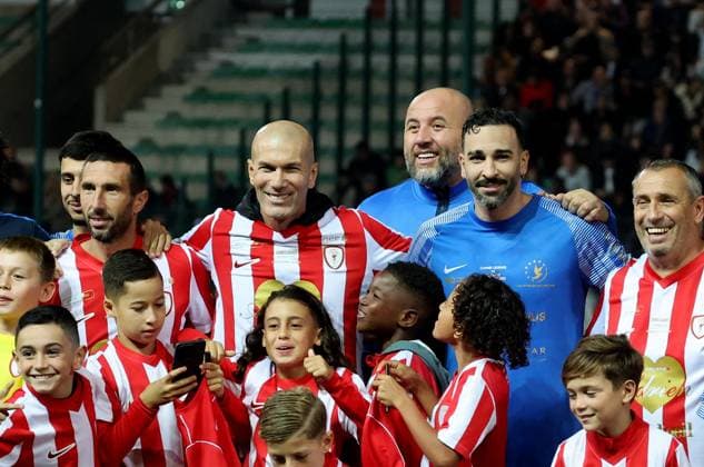 Zinedine Zidane, Mokhtar Guetari et Adil Rami durant la première édition du « match des légendes » opposant l équipe des Légendes, les anciens de Cannes, à l équipe des Etoiles avec pour capitaine Didier Deschamps, au stade Pierre de Coubertin à Cannes, le 30 octobre 2025. Les Légendes cannoises, coachées par Luis Fernandez et supportées par Zinedine Zidane qui portait les couleurs cannoises, mais qui n a pas joué, ont remporté le match 3 à 2. Tous les bénéfices de la soirée seront reversés aux associations les Etoiles de l Espoir, à l association Adrien et à l association Clin d Oeil, qui oeuvrent pour les plus démunis et la jeunesse. Dominique Jacovides Bruno Bebert Bestimage First edition of the ‘match of legends’ between the Legends team, former Cannes players, and the Stars team captained by D. Deschamps, at the Pierre-de-Coubertin stadium in Cannes on october 30th 2025 Cannes France Copyright: xDominiquexJacovidesx-xBrunoxBebertx xBestimagexDominiquexJacovidesx-xBrunoxBebertx xBestimagex