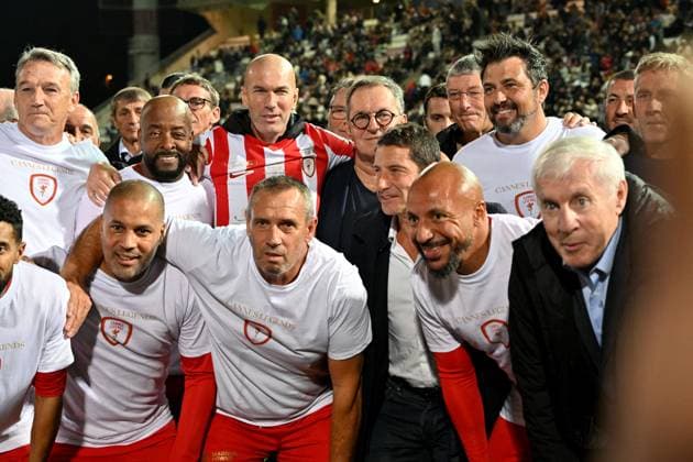 Le maire de Cannes, Davgid Lisnard et l équipe des Légendes avec Zinedine Zidane et Luis fernandez durant la première édition du « match des légendes » opposant l équipe des Légendes, les anciens de Cannes, à l équipe des Etoiles avec pour capitaine Didier Deschamps, au stade Pierre de Coubertin à Cannes, le 30 octobre 2025. Les Légendes cannoises, coachées par Luis Fernandez et supportées par Zinedine Zidane qui portait les couleurs cannoises, mais qui n a pas joué, ont remporté le match 3 à 2. Tous les bénéfices de la soirée seront reversés aux associations les Etoiles de l Espoir, à l association Adrien et à l association Clin d Oeil, qui oeuvrent pour les plus démunis et la jeunesse. Bruno Bebert Dominique Jacovides Bestimage First edition of the ‘match of legends’ between the Legends team, former Cannes players, and the Stars team captained by D. Deschamps, at the Pierre-de-Coubertin stadium in Cannes on october 30th 2025 Cannes France Copyright: xDominiquexJacovidesx-xBrunoxBebertx xBestimagexDominiquexJacovidesx-xBrunoxBebertx xBestimagex