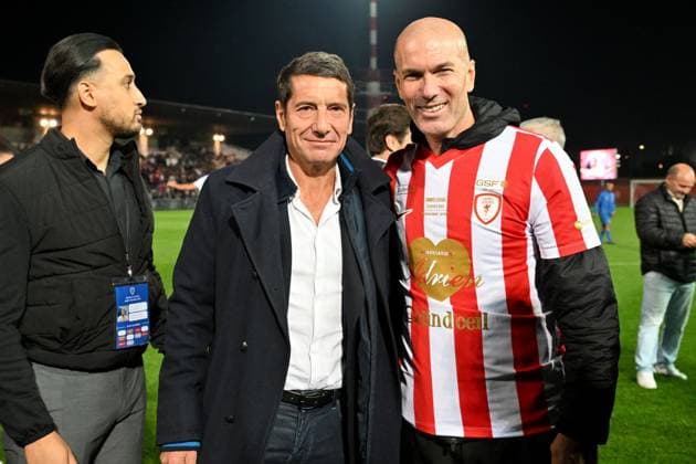 David Lisnard, le maire de Cannes, et Zinédine Zidane durant la première édition du « match des légendes » opposant l équipe des Légendes, les anciens de Cannes, à l équipe des Etoiles avec pour capitaine Didier Deschamps, au stade Pierre de Coubertin à Cannes, le 30 octobre 2025. Les Légendes cannoises, coachées par Luis Fernandez et supportées par Zinedine Zidane qui portait les couleurs cannoises, mais qui n a pas joué, ont remporté le match 3 à 2. Tous les bénéfices de la soirée seront reversés aux associations les Etoiles de l Espoir, à l association Adrien et à l association Clin d Oeil, qui oeuvrent pour les plus démunis et la jeunesse. Bruno Bebert Dominique Jacovides Bestimage First edition of the ‘match of legends’ between the Legends team, former Cannes players, and the Stars team captained by D. Deschamps, at the Pierre-de-Coubertin stadium in Cannes on october 30th 2025 Cannes France Copyright: xDominiquexJacovidesx-xBrunoxBebertx xBestimagexDominiquexJacovidesx-xBrunoxBebertx xBestimagex