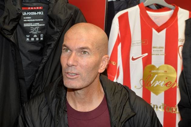 Zinedine Zidane durant la première édition du « match des légendes » opposant l équipe des Légendes, les anciens de Cannes, à l équipe des Etoiles avec pour capitaine Didier Deschamps, au stade Pierre de Coubertin à Cannes, le 30 octobre 2025. Les Légendes cannoises, coachées par Luis Fernandez et supportées par Zinedine Zidane qui portait les couleurs cannoises, mais qui n a pas joué, ont remporté le match 3 à 2. Tous les bénéfices de la soirée seront reversés aux associations les Etoiles de l Espoir, à l association Adrien et à l association Clin d Oeil, qui oeuvrent pour les plus démunis et la jeunesse. Bruno Bebert Dominique Jacovides Bestimage First edition of the ‘match of legends’ between the Legends team, former Cannes players, and the Stars team captained by D. Deschamps, at the Pierre-de-Coubertin stadium in Cannes on october 30th 2025 Cannes France Copyright: xDominiquexJacovidesx-xBrunoxBebertx xBestimagexDominiquexJacovidesx-xBrunoxBebertx xBestimagex