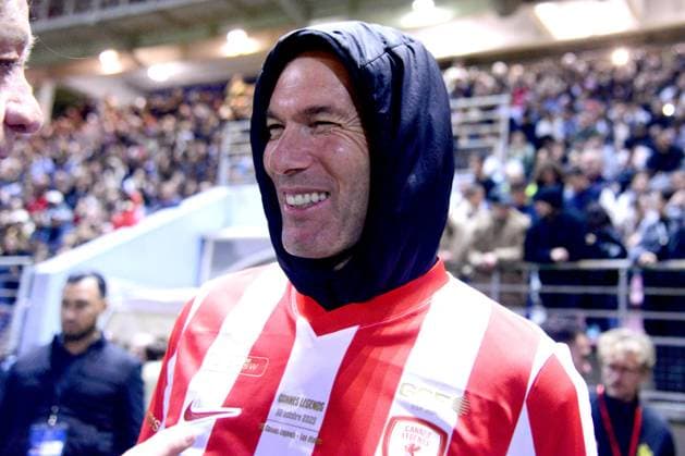 Zinedine Zidane durant la première édition du « match des légendes » opposant l équipe des Légendes, les anciens de Cannes, à l équipe des Etoiles avec pour capitaine Didier Deschamps, au stade Pierre de Coubertin à Cannes, le 30 octobre 2025. Les Légendes cannoises, coachées par Luis Fernandez et supportées par Zinedine Zidane qui portait les couleurs cannoises, mais qui n a pas joué, ont remporté le match 3 à 2. Tous les bénéfices de la soirée seront reversés aux associations les Etoiles de l Espoir, à l association Adrien et à l association Clin d Oeil, qui oeuvrent pour les plus démunis et la jeunesse. Bruno Bebert Dominique Jacovides Bestimage First edition of the ‘match of legends’ between the Legends team, former Cannes players, and the Stars team captained by D. Deschamps, at the Pierre-de-Coubertin stadium in Cannes on october 30th 2025 Cannes France Copyright: xDominiquexJacovidesx-xBrunoxBebertx xBestimagexDominiquexJacovidesx-xBrunoxBebertx xBestimagex