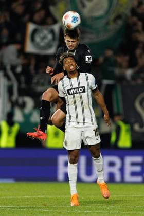 Maik Nawrocki Hannover 96 in header duel with Bambase Conte SV 07 Elversberg , SV Elversberg vs Hannover 96, Football, 2 Bundesliga, 11 Matchday, Saison 2025 2026, 31 10 2025 DFB regulations prohibit any use of photographs as image sequences and or quasi video SV Elversberg vs Hannover 96, Football, 2 Bundesliga, 11 Matchday, Saison 2025 2026, 31 10 2025 Copyright: xEibner-Pressefoto AlexanderxNeisx EP_ANS