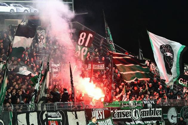 31 10 2025, xmohx, Soccer 2 Bundesliga, SV Elversberg Hannover 96 v l Fans Ultras Spectators Hannover 96, Atmosphere, Scarves, Flags, Pyrotechnics, Benglos, Smoke, Fog, Fireworks DFL DFB REGULATIONS PROHIBIT ANY USE OF PHOTOGRAPHS as IMAGE SEQUENCES and or QUASI VIDEO Elversberg