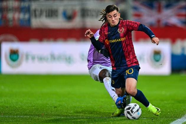 Mike Gevorgyan Unterhaching, 10 Eliot Muteba Wuerzburg, 37 in duel, duel, tackle, dynamic, action, action, 31 10 2025, Unterhaching Germany , Football, Regionalliga Bayern, SpVgg Unterhaching FC Würzburger Kickers xslx