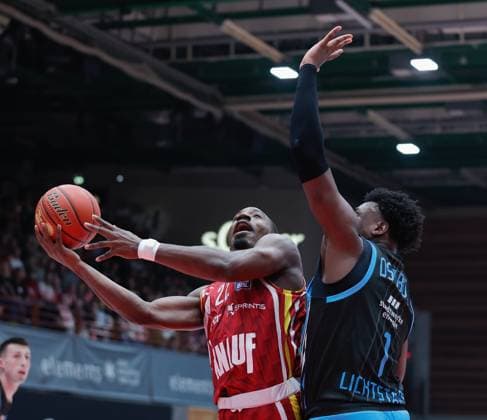 In the picture from left Johnathan Stove Wuerzburg Baskets, 22 against Great Osobor Science City Jena, 1 31 10 2025, Basketball, Fitness First Wuerzburg Baskets vs Science City Jena, easyCredit BBL, Matchday 6, Germany, Wuerzburg, tectake Arena, Copyright: HMBxMedia xJulienxBecker
