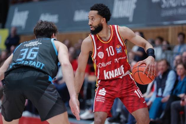 In the picture from left Kistofer Krause Science City Jena, 36 against Davion Mintz Wuerzburg Baskets, 10 31 10 2025, Basketball, Fitness First Wuerzburg Baskets vs Science City Jena, easyCredit BBL, Matchday 6, Germany, Wuerzburg, tectake Arena, Copyright: HMBxMedia xJulienxBecker