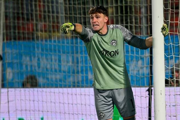 Johann Hipper Goalkeeper, Wuerzburg, 1 gives instructions, gesticulates, gesticulates with arms, gives instructions, gesticulate, single image, action, action, 31 10 2025, Unterhaching Germany , Football, Regionalliga Bayern, SpVgg Unterhaching FC Würzburger Kickers xslx
