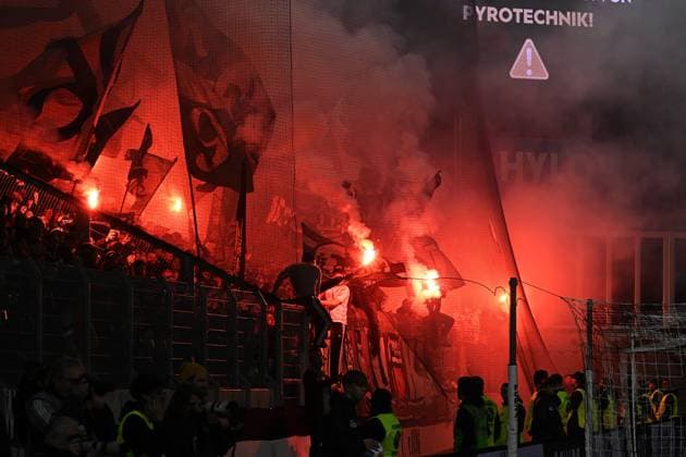 31 10 2025, xjrdrx, Soccer 2 Bundesliga, SV Elversberg Hannover 96 v l Fans Ultras Spectators Hannover 96, Atmosphere, Scarves, Flags, Pyrotechnics, Benglos, Smoke, Fog, Fireworks DFL DFB REGULATIONS PROHIBIT ANY USE OF PHOTOGRAPHS as IMAGE SEQUENCES and or QUASI VIDEO Elversberg