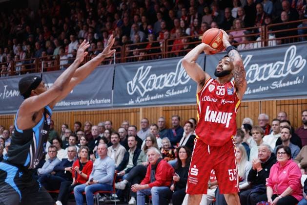 In the picture from left Chris Carter Science City Jena, 5 against David Muenkat Wuerzburg Baskets, 55 31 10 2025, Basketball, Fitness First Wuerzburg Baskets vs Science City Jena, easyCredit BBL, Matchday 6, Germany, Wuerzburg, tectake Arena, Copyright: HMBxMedia xJulienxBecker