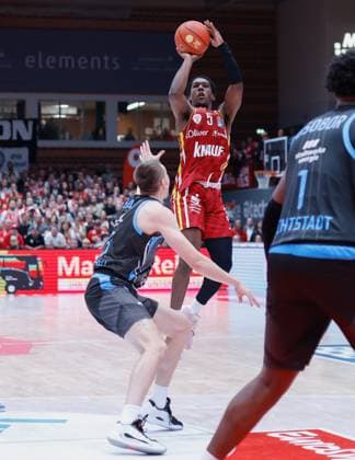 In the picture from left Lorenz Bank Science City Jena, 25 against Marcus Carr Wuerzburg Baskets, 5 31 10 2025, Basketball, Fitness First Wuerzburg Baskets vs Science City Jena, easyCredit BBL, Matchday 6, Germany, Wuerzburg, tectake Arena, Copyright: HMBxMedia xJulienxBecker