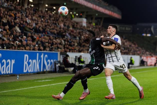 Mustapha Bundu Hannover 96 in duel with Felix Keidel SV 07 Elversberg , SV Elversberg vs Hannover 96, Football, 2 Bundesliga, 11 Matchday, Saison 2025 2026, 31 10 2025 DFB regulations prohibit any use of photographs as image sequences and or quasi video SV Elversberg vs Hannover 96, Football, 2 Bundesliga, 11 Matchday, Saison 2025 2026, 31 10 2025 Copyright: xEibner-Pressefoto AlexanderxNeisx EP_ANS