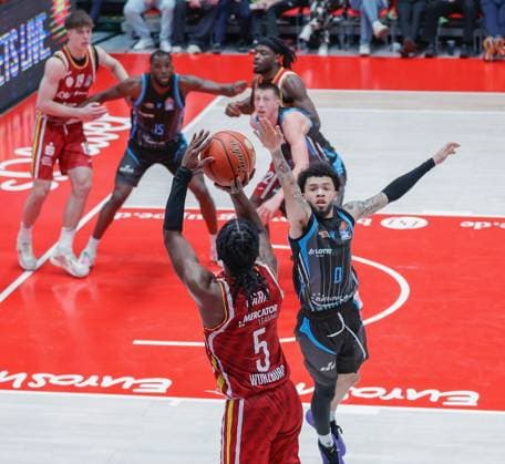 In the picture from left Marcus Carr Wuerzburg Baskets, 5 with the three-pointer against Tavian Dunn Martin Science City Jena, 0 31 10 2025, Basketball, Fitness First Wuerzburg Baskets vs Science City Jena, easyCredit BBL, Matchday 6, Germany, Wuerzburg, tectake Arena, Copyright: HMBxMedia xJulienxBecker