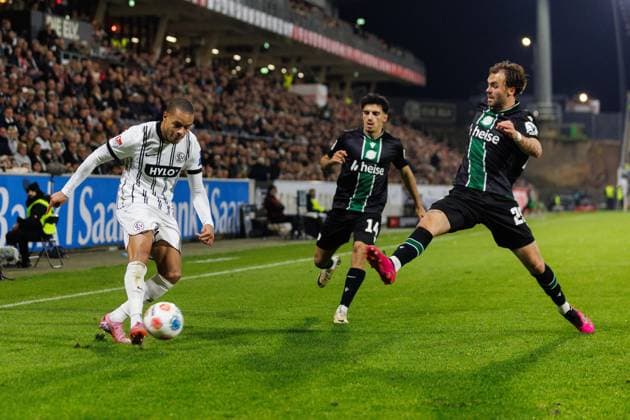 Jan Gyamerah SV 07 Elversberg in a duel with Husseyn Chakroun Hannover 96 and Kolja Nuno Oudenne Hannover 96 , SV Elversberg vs Hannover 96, Football, 2 Bundesliga, Matchday 11, Season 2025 2026, 31 10 2025 DFB regulations prohibit any use of photographs as image sequences and or quasi video SV Elversberg vs Hannover 96, Football, 2 Bundesliga, Matchday 11, Season 2025 2026, 31 10 2025 Copyright: xEibner-Pressefoto AlexanderxNeisx EP_ANS