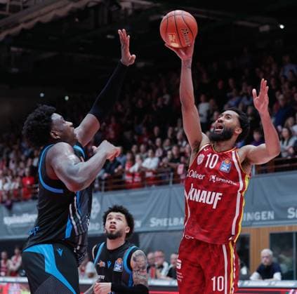 In the picture from left Great Osobor Science City Jena, 1 , Tavian Dunn Martin Science City Jena, 0 and Davion Mintz Wuerzburg Baskets, 10 31 10 2025, Basketball, Fitness First Wuerzburg Baskets vs Science City Jena, easyCredit BBL, Matchday 6, Germany, Wuerzburg, tectake Arena, Copyright: HMBxMedia xJulienxBecker