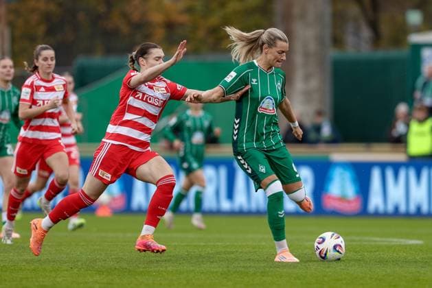 from left Sophie Weidauer 1 FC Union Berlin, 9 and Medina Desic SV Werder Bremen, 9 in a duel, dynamic, action, action, game scene, THE DFB REGULATIONS PROHIBIT ANY USE OF PHOTOGRAPHS AS IMAGE SEQUENCES AND OR QUASI VIDEO , 01 11 2025, Bremen Germany , Football, Google Pixel Womens Bundesliga, SV Werder Bremen 1 FC Union Berlin xobx
