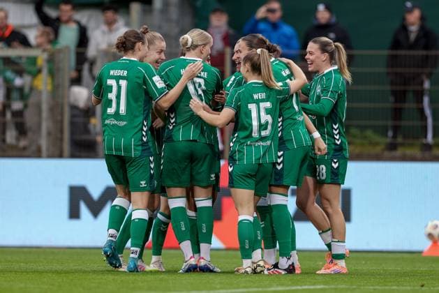 SV Werder Bremen players with goal celebration, cheering, jubilant, optimistic, match scene, highlight, joy over the 1-0 goal, THE DFB REGULATIONS PROHIBIT ANY USE OF PHOTOGRAPHS AS IMAGE SEQUENCES AND OR QUASI VIDEO , 01 11 2025, Bremen Germany , Football, Google Pixel Womens Bundesliga, SV Werder Bremen 1 FC Union Berlin xobx