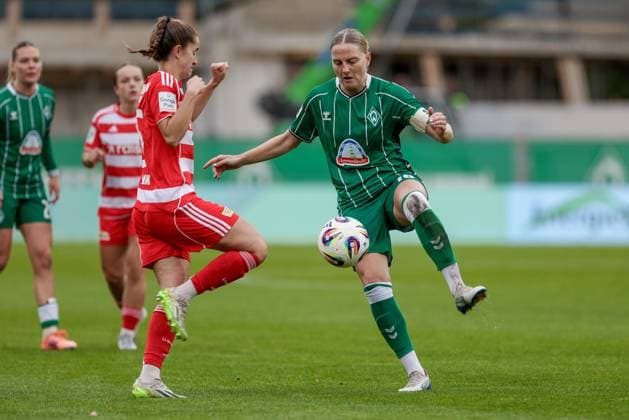 from left Celine Frank 1 FC Union Berlin, 6 and Lina Hausicke SV Werder Bremen, 18 in a duel, dynamic, action, action, game scene, THE DFB REGULATIONS PROHIBIT ANY USE OF PHOTOGRAPHS AS IMAGE SEQUENCES AND OR QUASI VIDEO , 01 11 2025, Bremen Germany , Football, Google Pixel Womens Bundesliga, SV Werder Bremen 1 FC Union Berlin xobx