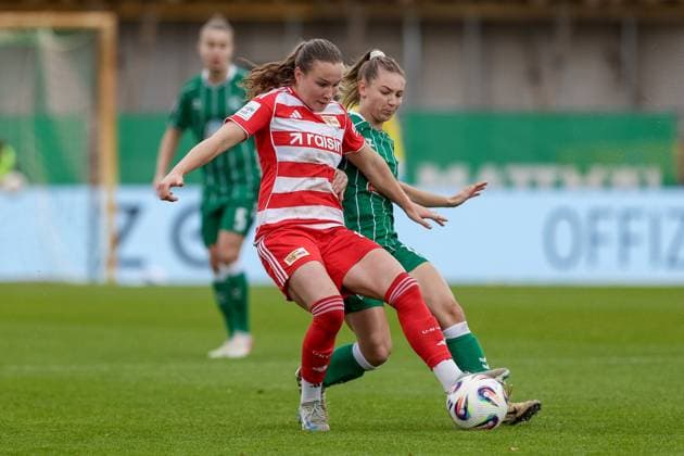 from left Ida Heikkinen 1 FC Union Berlin, 25 and Michelle Weiß SV Werder Bremen, 15 in a duel, dynamic, action, action, game scene, THE DFB REGULATIONS PROHIBIT ANY USE OF PHOTOGRAPHS AS IMAGE SEQUENCES AND OR QUASI VIDEO , 01 11 2025, Bremen Germany , Football, Google Pixel Womens Bundesliga, SV Werder Bremen 1 FC Union Berlin xobx