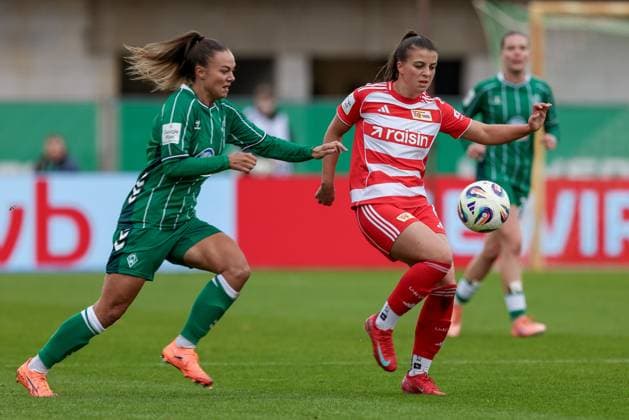 from left Maja Sternad SV Werder Bremen, 11 and Korina Janez 1 FC Union Berlin, 8 in a duel, dynamic, action, action, game scene, THE DFB REGULATIONS PROHIBIT ANY USE OF PHOTOGRAPHS AS IMAGE SEQUENCES AND OR QUASI VIDEO , 01 11 2025, Bremen Germany , Football, Google Pixel Womens Bundesliga, SV Werder Bremen 1 FC Union Berlin xobx