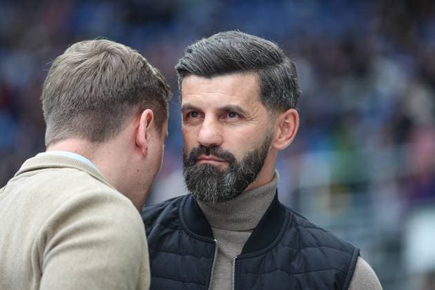 Miron Muslic FC Schalke 04, Head Coach , Karlsruher SC vs FC Schalke 04, 2 Bundesliga, Matchday 11, 2025 2026, 01 11 2025, DFL REGULATES PROHIBIT ANY USE OF PHOTOGRAPHS AS IMAGE SEQUENCES AND OR QUASI VIDEO, Karlsruher SC vs FC Schalke 04, 2 Bundesliga, Matchday 11, 2025 2026, 01 11 2025 Karlsruhe Copyright: xEibner-Pressefoto JanxPrihodax EP_JPA