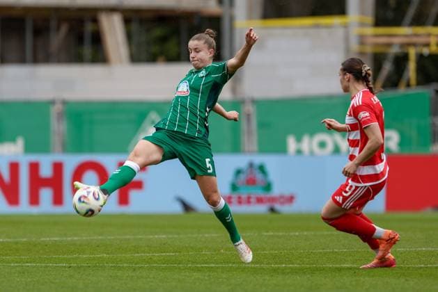 from left Michelle Ulbrich SV Werder Bremen, 5 and Sophie Weidauer 1 FC Union Berlin, 9 in a duel, dynamic, action, action, game scene, THE DFB REGULATIONS PROHIBIT ANY USE OF PHOTOGRAPHS AS IMAGE SEQUENCES AND OR QUASI VIDEO , 01 11 2025, Bremen Germany , Football, Google Pixel Womens Bundesliga, SV Werder Bremen 1 FC Union Berlin xobx