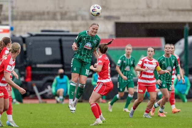 from left Lina Hausicke SV Werder Bremen, 18 and Celine Frank 1 FC Union Berlin, 6 in header duel, header, duel, action, action, game scene, THE DFB REGULATIONS PROHIBIT ANY USE OF PHOTOGRAPHS AS IMAGE SEQUENCES AND OR QUASI VIDEO , 01 11 2025, Bremen Germany , Football, Google Pixel Womens Bundesliga, SV Werder Bremen 1 FC Union Berlin xobx