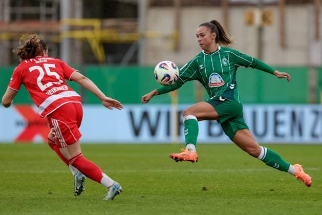 from left Ida Heikkinen 1 FC Union Berlin, 25 and Maja Sternad SV Werder Bremen, 11 in a duel, dynamic, action, game scene, THE DFB REGULATIONS PROHIBIT ANY USE OF PHOTOGRAPHS AS IMAGE SEQUENCES AND OR QUASI VIDEO , 01 11 2025, Bremen Germany , Football, Google Pixel Womens Bundesliga, SV Werder Bremen 1 FC Union Berlin xobx