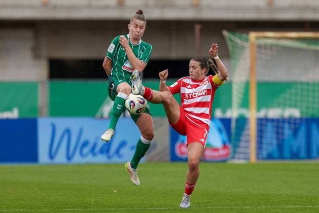 from left Michelle Ulbrich SV Werder Bremen, 5 and Lisa Heiseler 1 FC Union Berlin, 7 mim duel, duel, dynamics, action, action, game scene, THE DFB REGULATIONS PROHIBIT ANY USE OF PHOTOGRAPHS AS IMAGE SEQUENCES AND OR QUASI VIDEO , 01 11 2025, Bremen Germany , Football, Google Pixel Womens Bundesliga, SV Werder Bremen 1 FC Union Berlin xobx